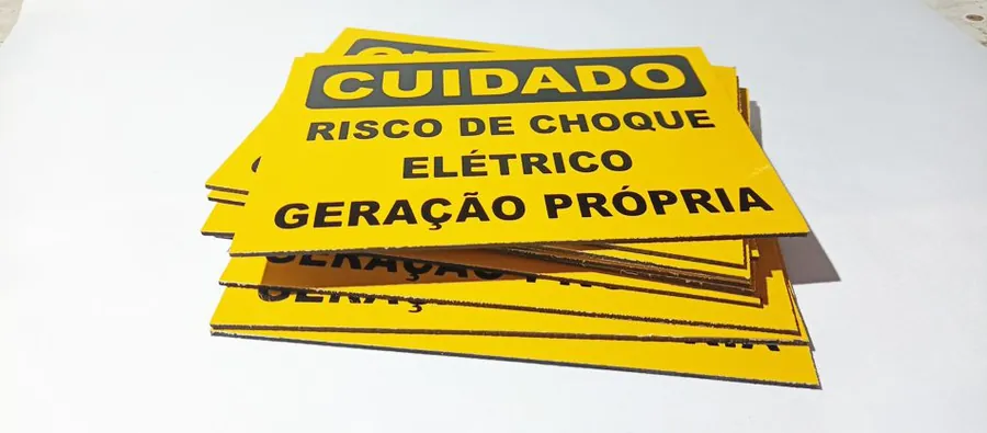 Lote de placas 25×18 cm em ACM 3mm produzidas para integradores