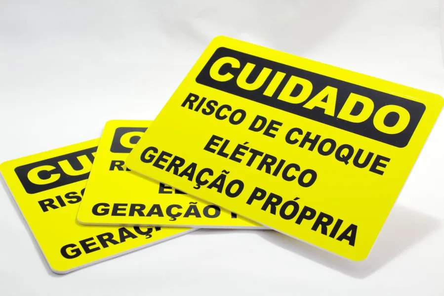 Placas de advertência 25×18 cm em PVC com dizeres Cuidado, risco de choque elétrico, geração própria